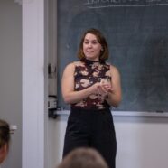 Coloquio DIM – María Eugenia Martínez “Dynamics of water waves when interacting with changes in the environment”