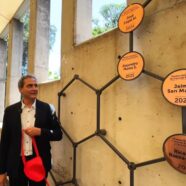 Prof. Alejandro Maass unveiled a plaque bearing his name on the MIM’s Science Walkway.